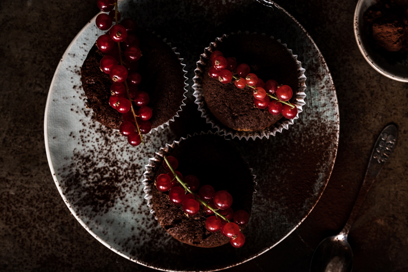 Chocolade cupcakes met rode bessen
