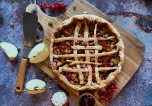 Snelle appeltaart van bladerdeeg met pistachenoten, rode bessen en compote