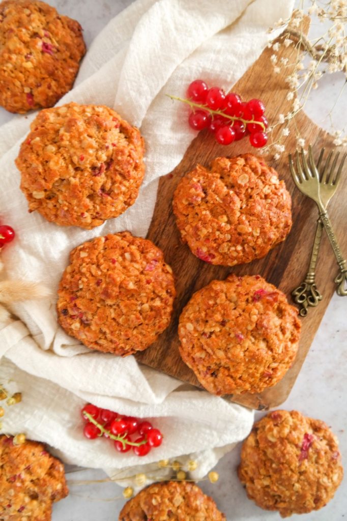 Granola koeken met rode bes bovenaanzicht