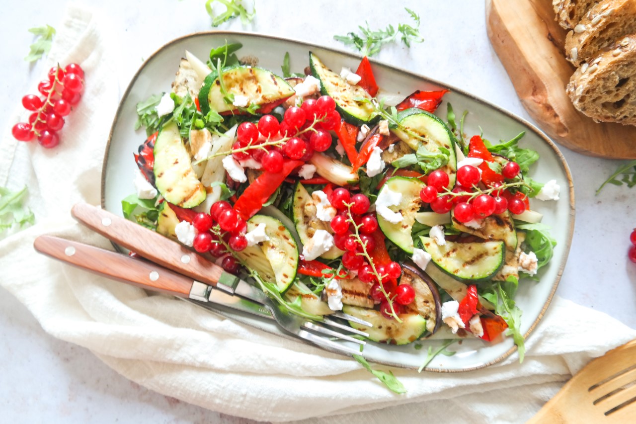 Gegrilde groente salade met rode bes